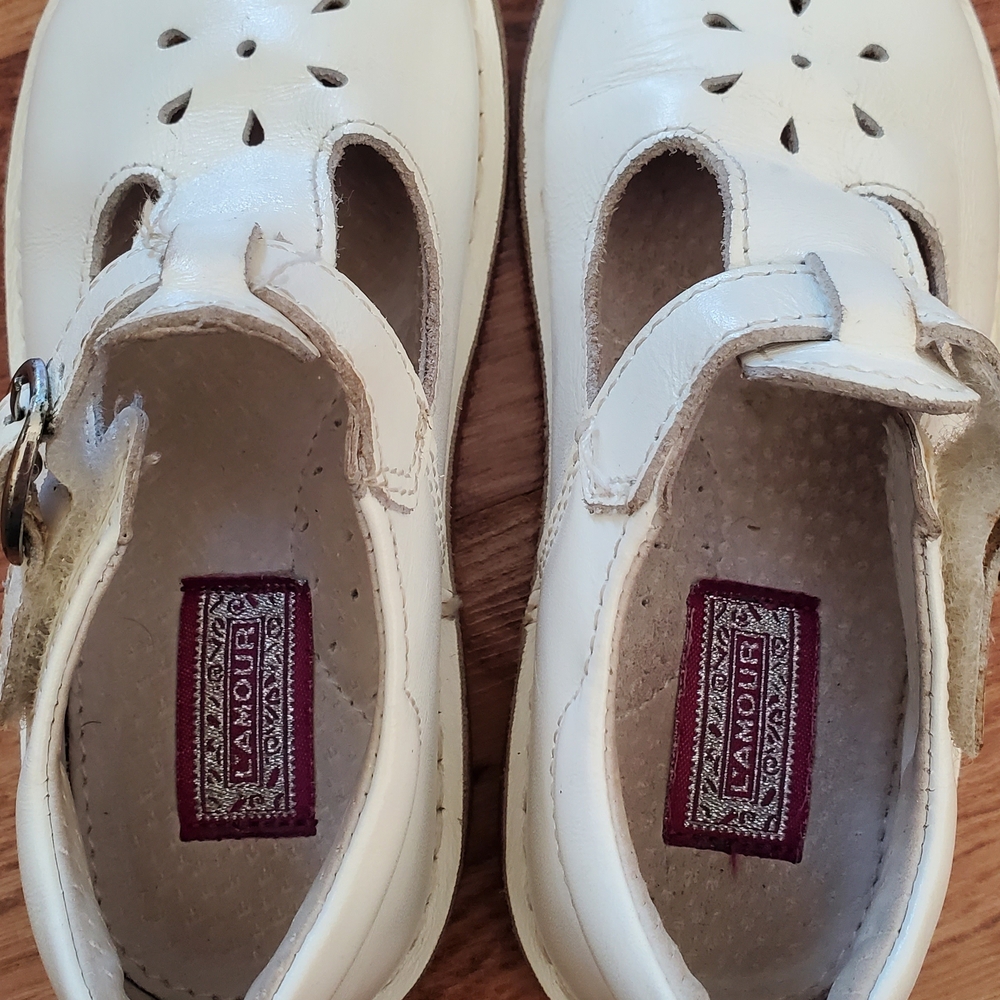 L'amour Size 9 White T-Strap Kids Dress Shoes with Floral Cutouts - Picture 9 of 12